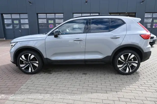 Volvo XC40 view 2
