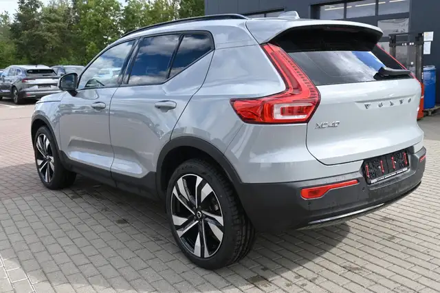 Volvo XC40 view 3
