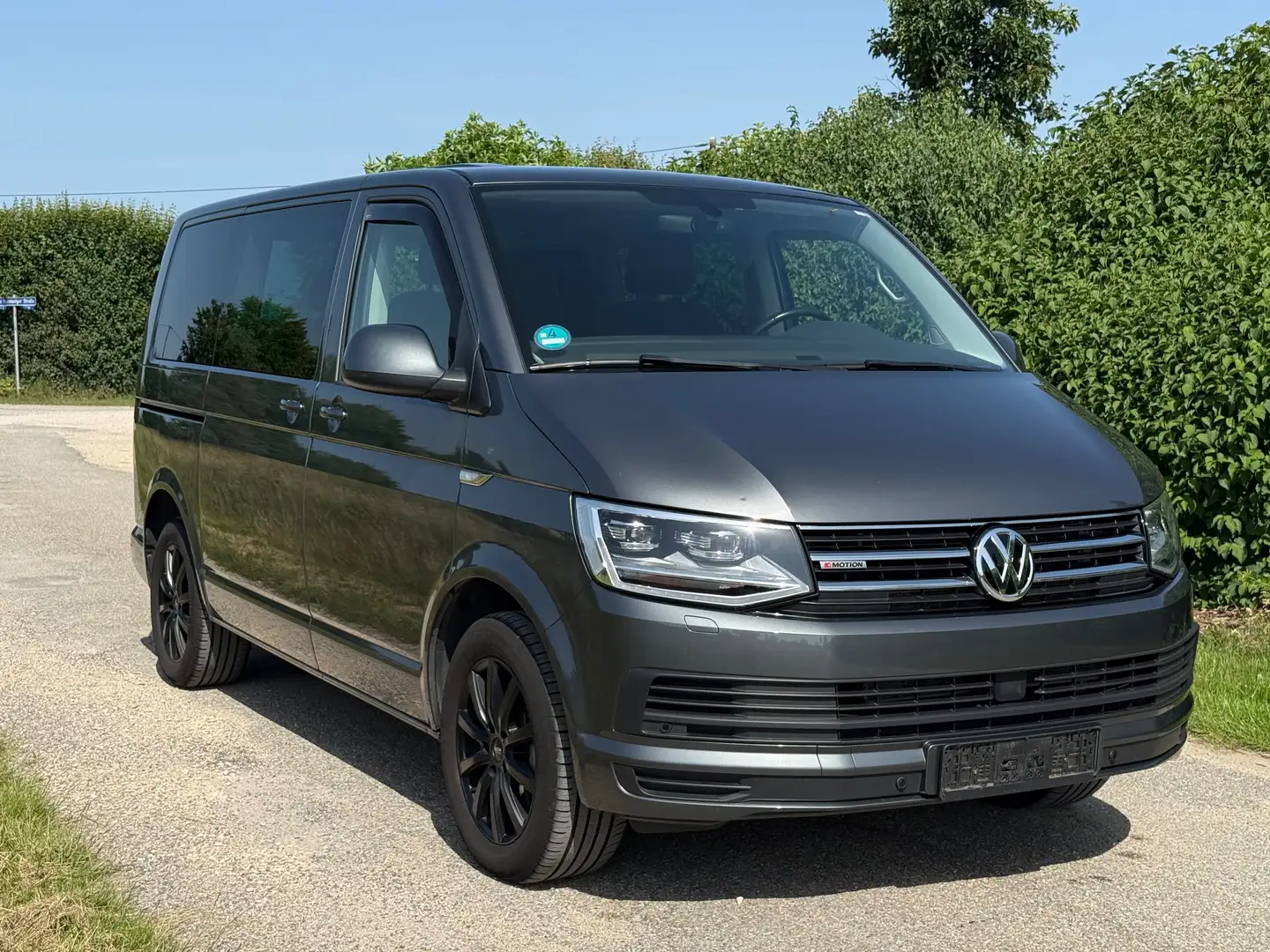 Volkswagen T6 Multivan Multivan DSG Kurz 4MOTION Comfortline siva - 1