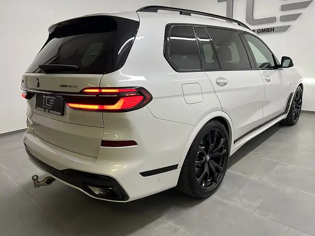 BMW X7 view 8