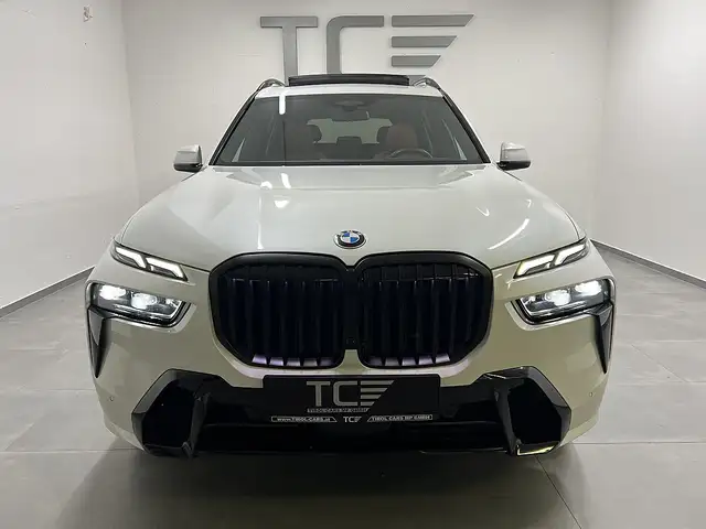 BMW X7 view 3