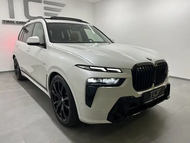 BMW X7 view 2