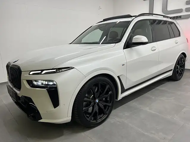 BMW X7 view 4