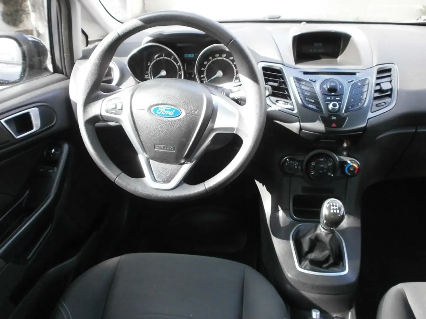Ford Fiesta 1.25 Trend 82 Grau - 2