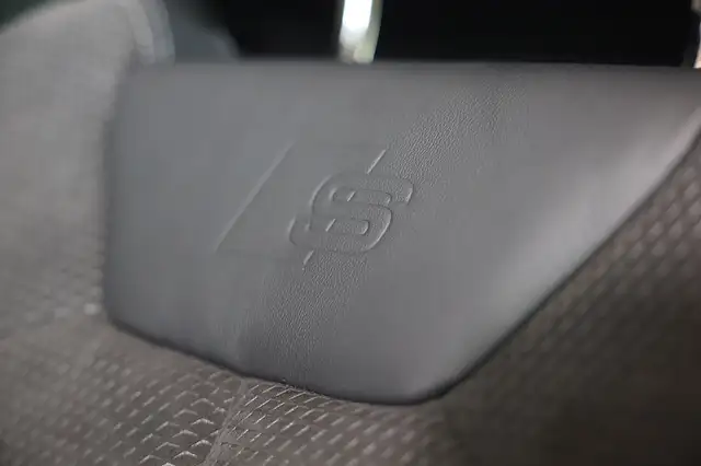 Audi Q3 view 14
