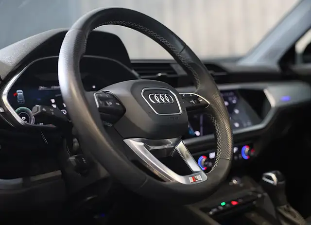 Audi Q3 view 11