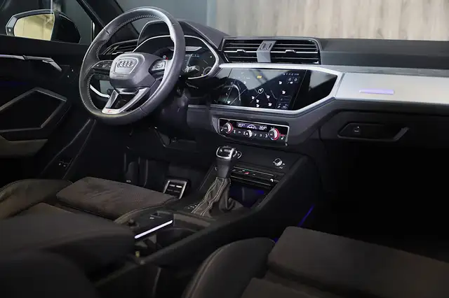Audi Q3 view 7