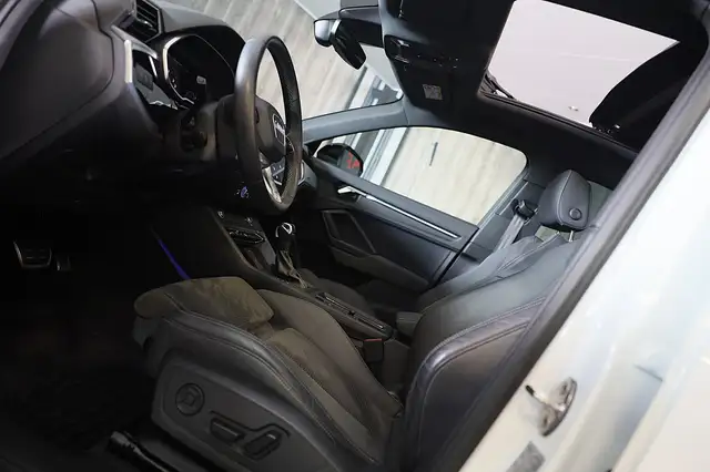 Audi Q3 view 8