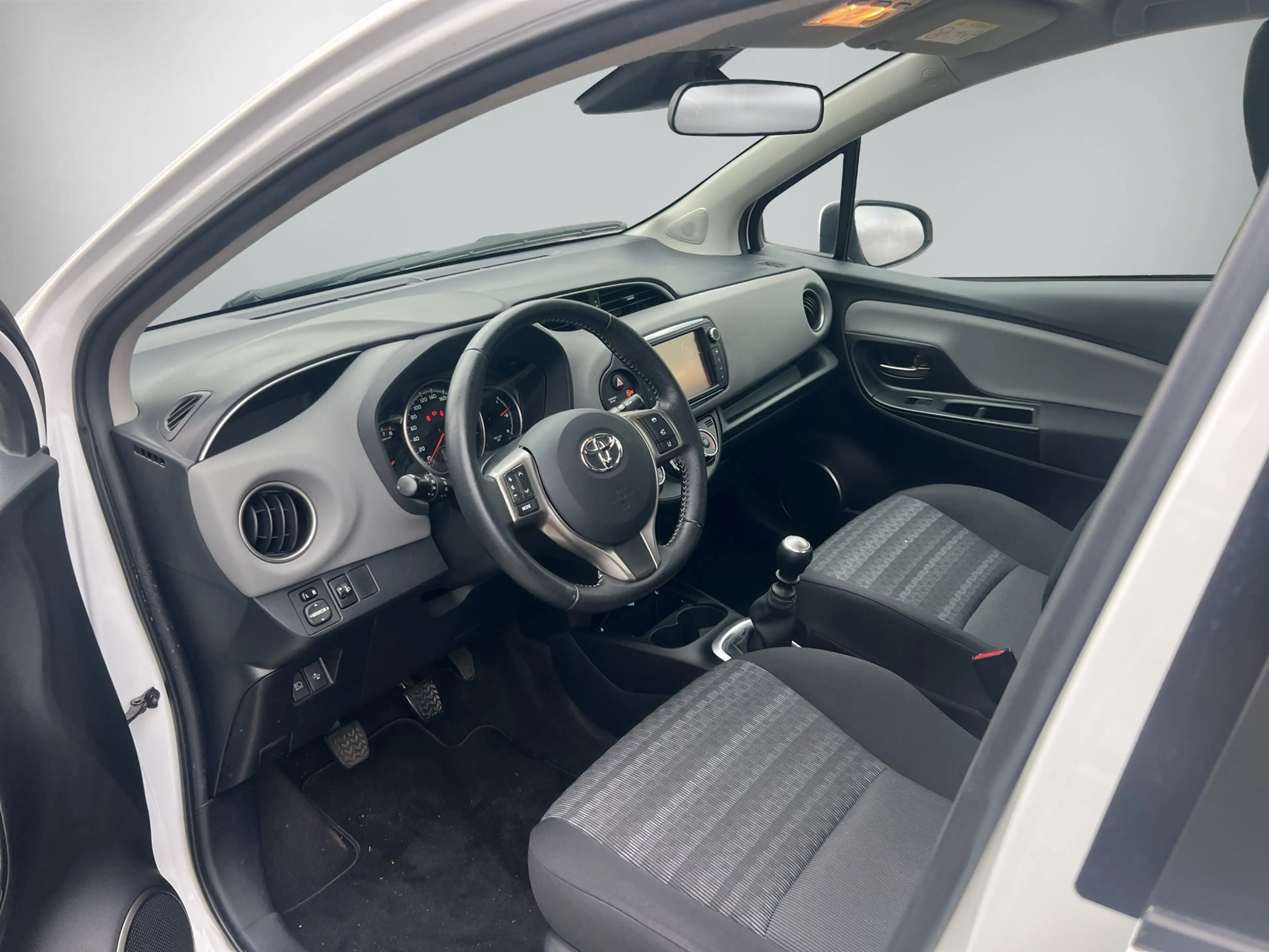 Toyota Yaris 1,3 6-Gang Edition-S Ausstattung — photo 8