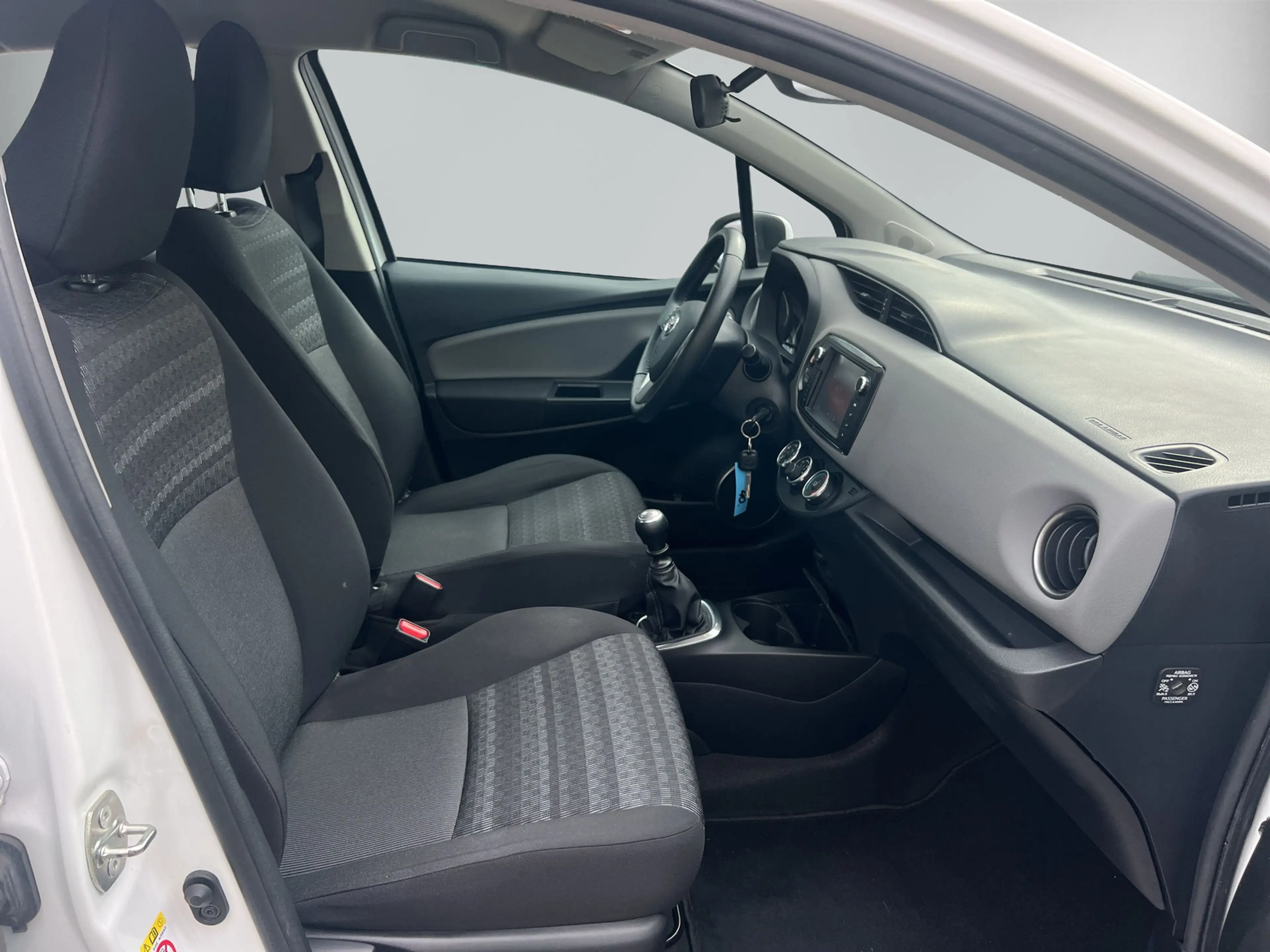 Toyota Yaris 1,3 6-Gang Edition-S Ausstattung — photo 9