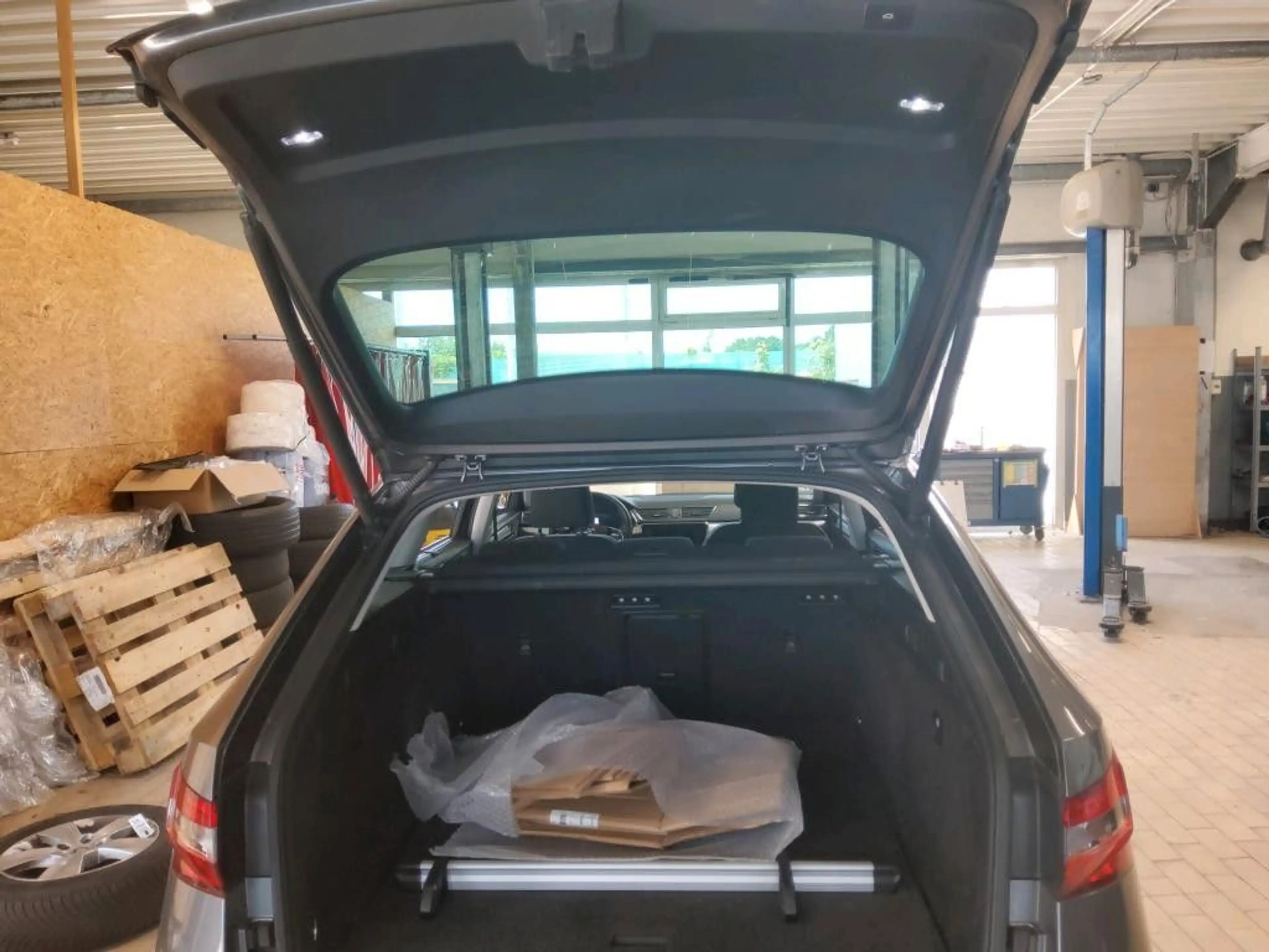 Skoda Superb Combi Ambition 2.0TDI DSG Navi AHK SHZ — photo 7
