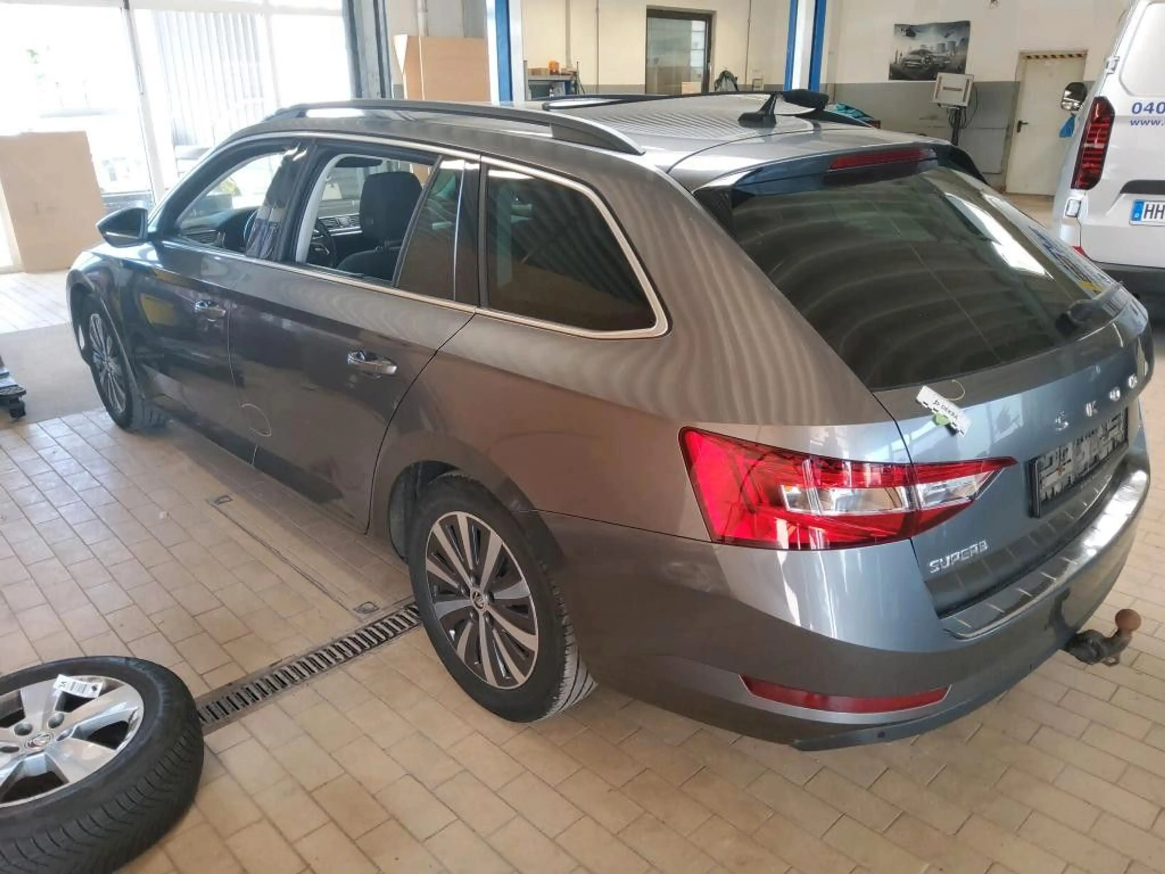 Skoda Superb Combi Ambition 2.0TDI DSG Navi AHK SHZ — photo 3