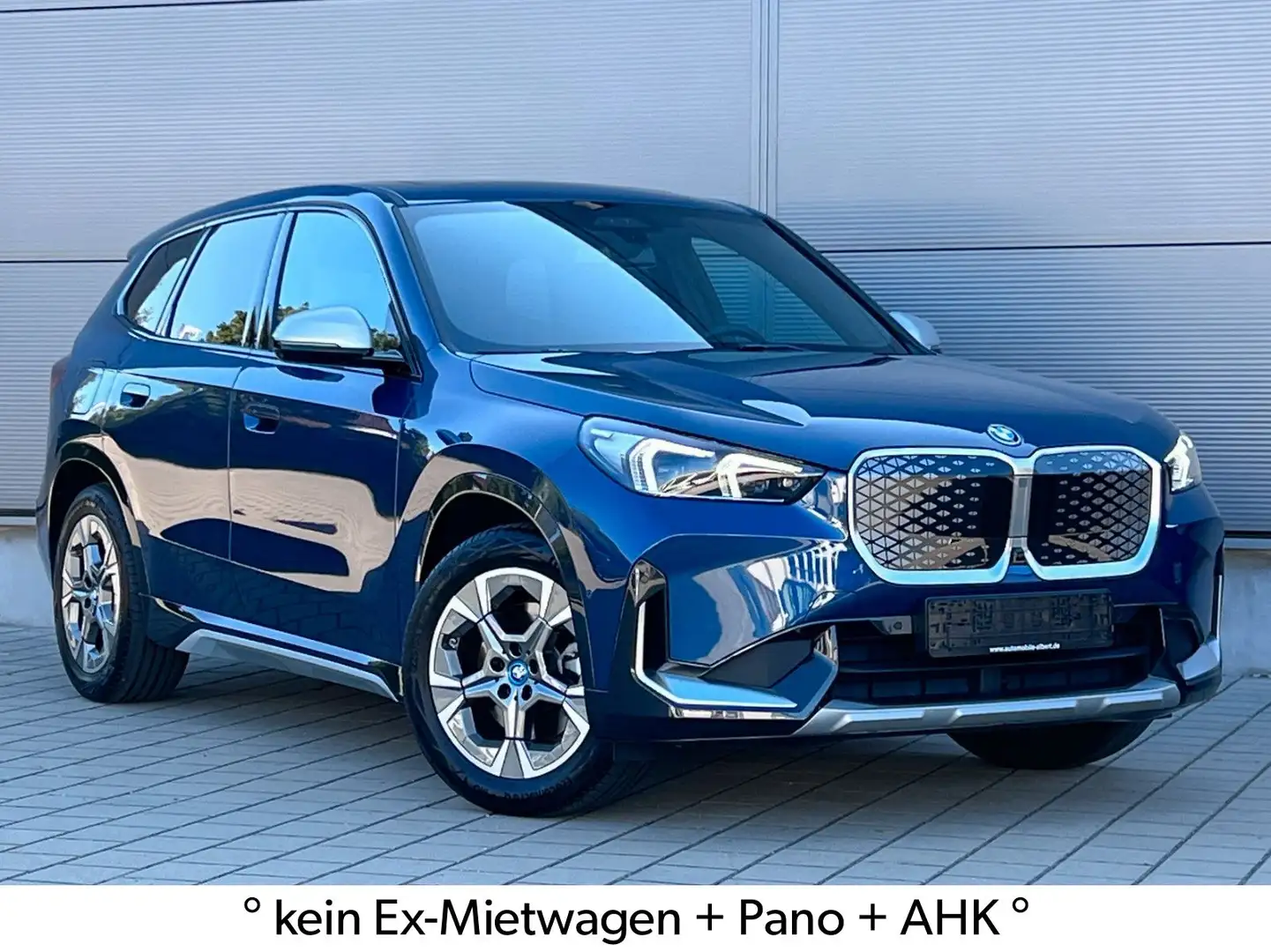 BMW iX1 30 xDrive xLine * PANO *DrivAssPro *HUD *AHK Blauw - 1