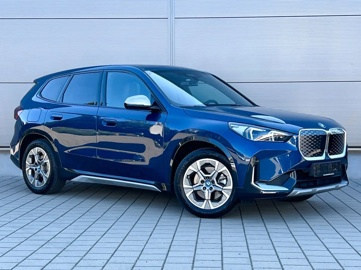 BMW iX1 30 xDrive xLine * PANO *DrivAssPro *HUD *AHK Blauw - 2