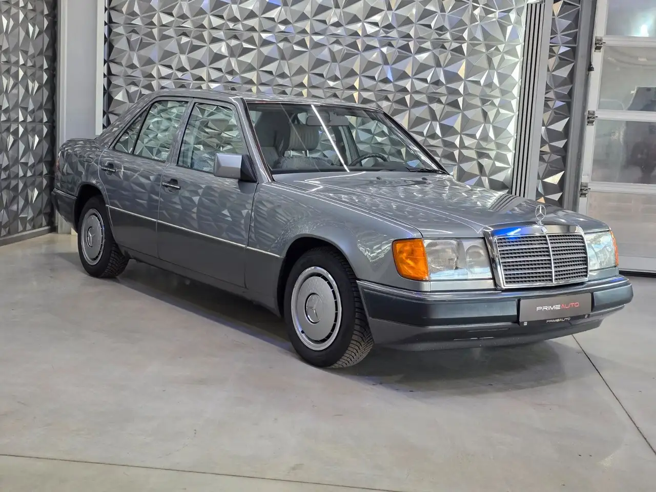 Mercedes-Benz E 200 D Limousine Oldtimer, foto 3