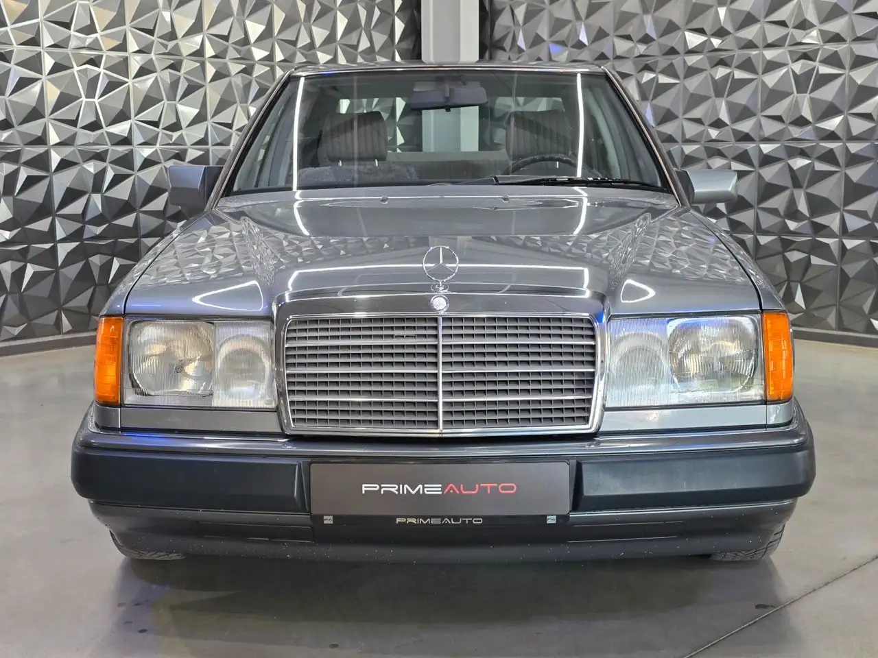 Mercedes-Benz E 200 D Limousine Oldtimer, foto 2