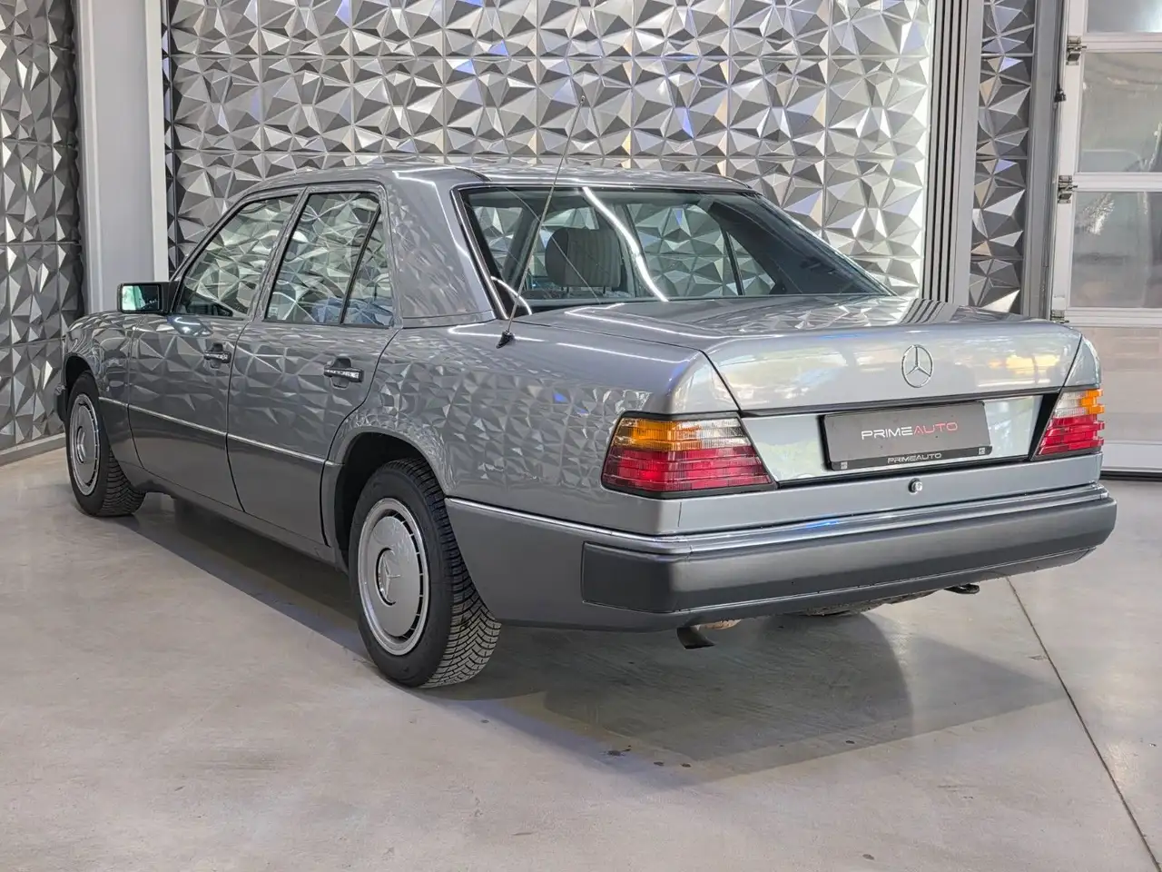 Mercedes-Benz E 200 D Limousine Oldtimer, foto 4