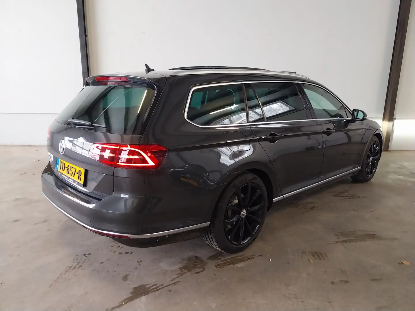 Volkswagen Passat Variant 1.8 TSI 180 PK AUTOMAAT R Line PANO DAK VIRTUAL CO Gris - 2
