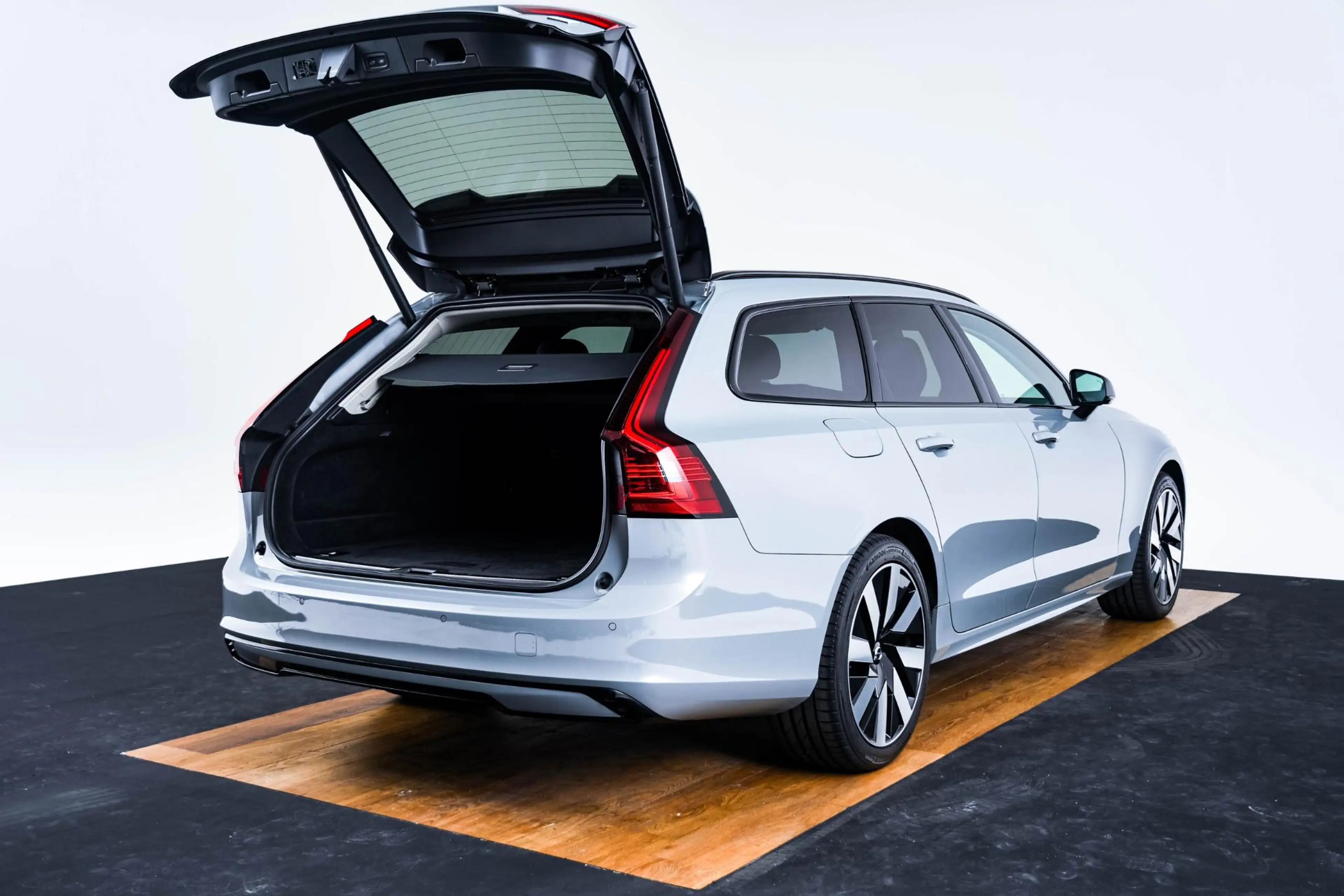 Volvo V90 2.0 T6 Plug-in hybrid AWD Plus Dark Trekhaak - Ada — photo 12