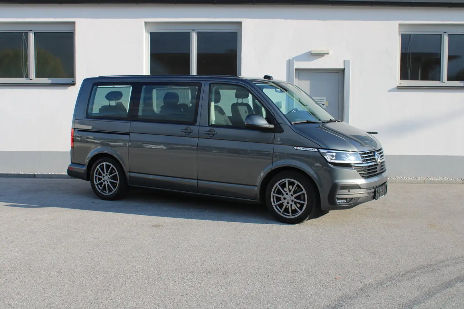 Volkswagen T6.1 Multivan VW T6.1 Multivan Comfortline TDI Grau - 1