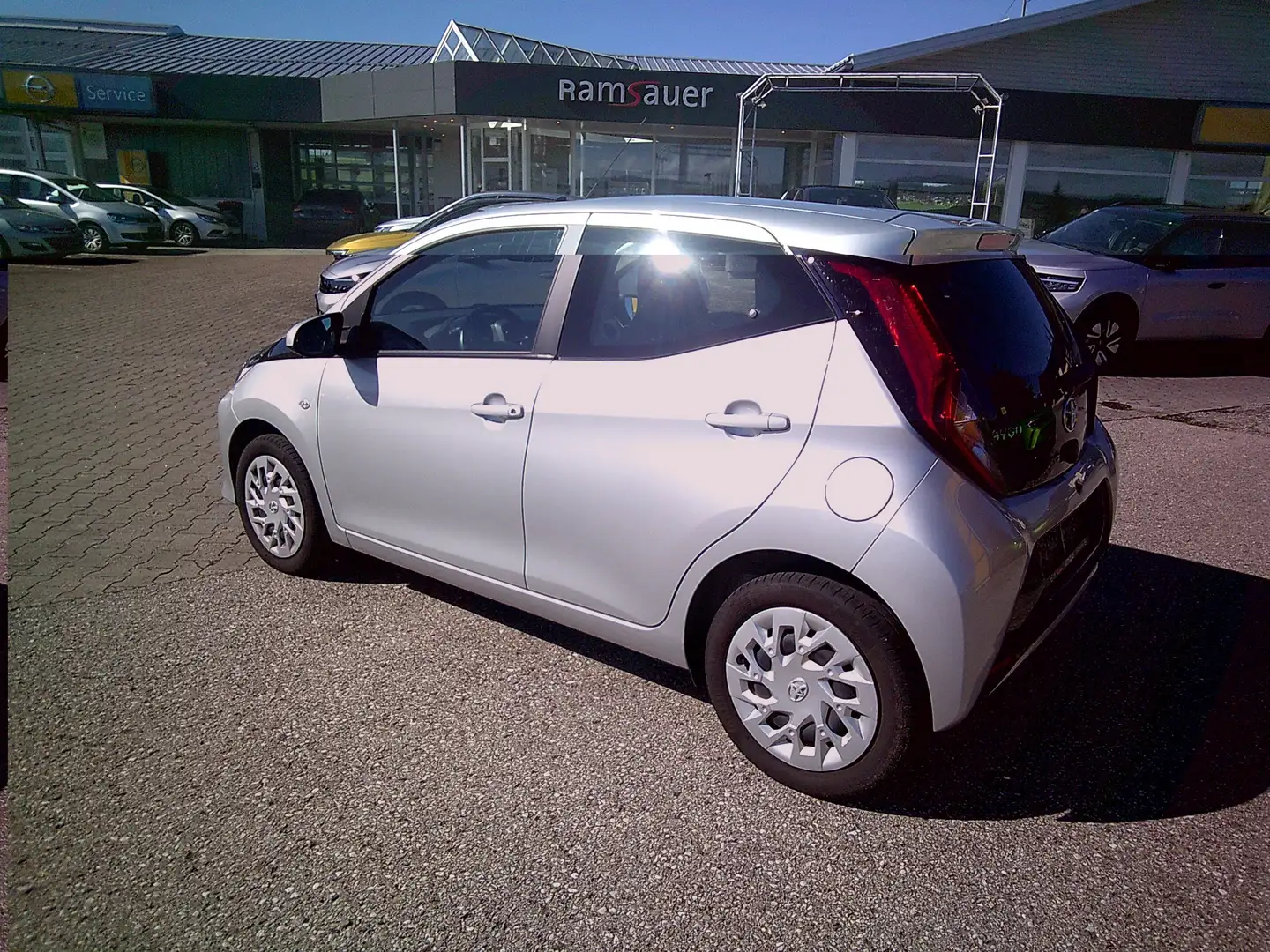 Toyota Aygo Aygo 1,0 VVT-i x-play x-play Silber - 2