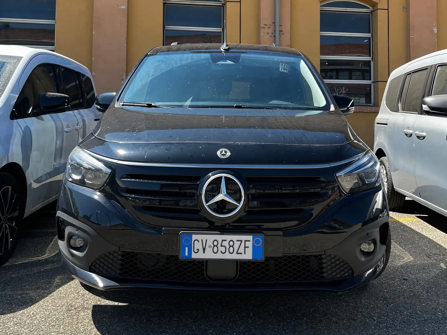 Mercedes-Benz EQT EQT Long 200 crna - 2