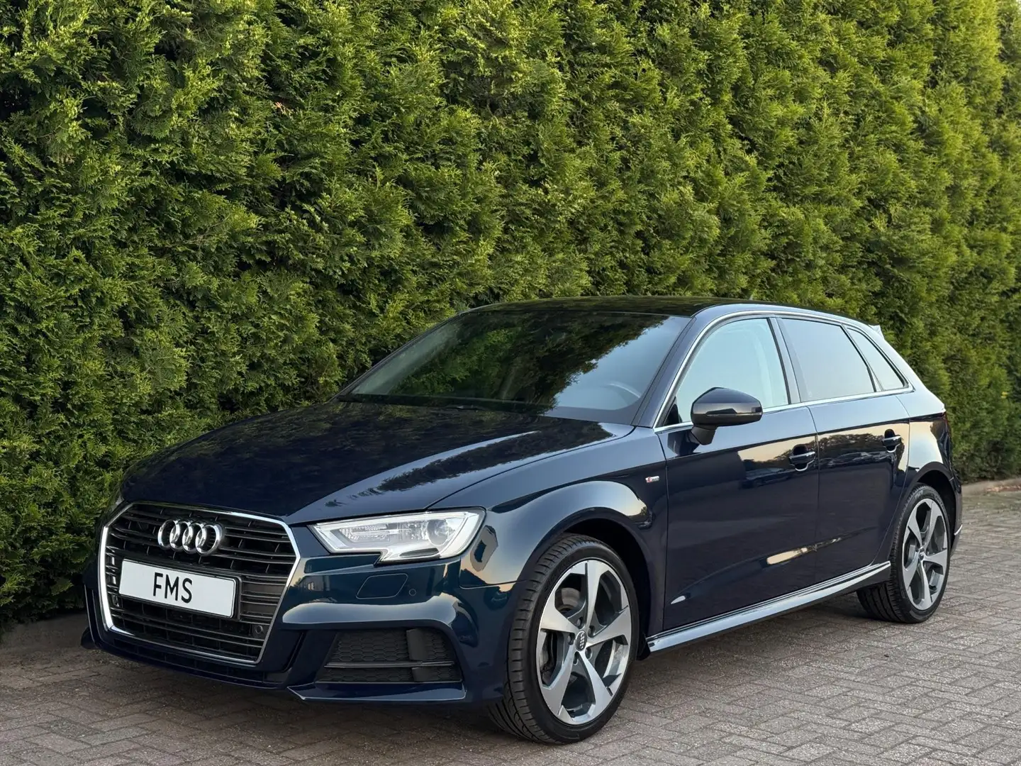 Audi A3 Sportback 35 TDI 3x S-Line Panorama CarPlay Camera Blauw - 2