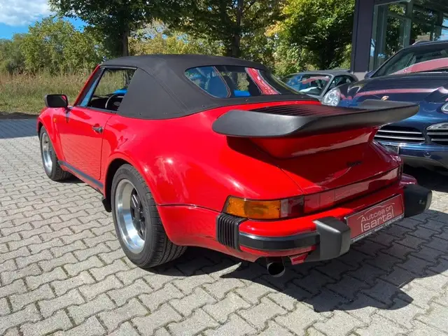 Porsche 911 view 3