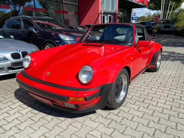 Porsche 911 view 7