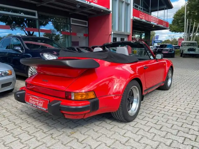 Porsche 911 view 4