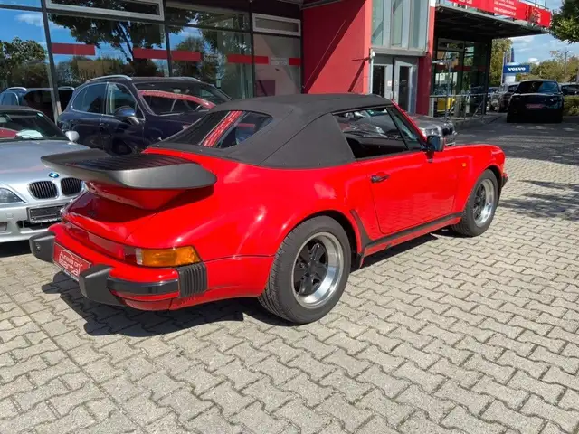 Porsche 911 view 8