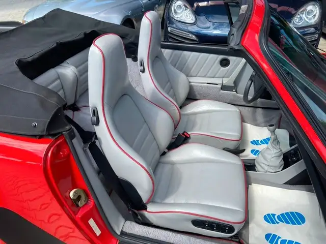 Porsche 911 view 10