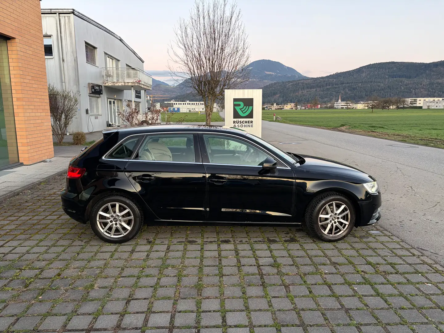 Audi A3 A3 SB 1,2 TFSI Intense Intense Schwarz - 1