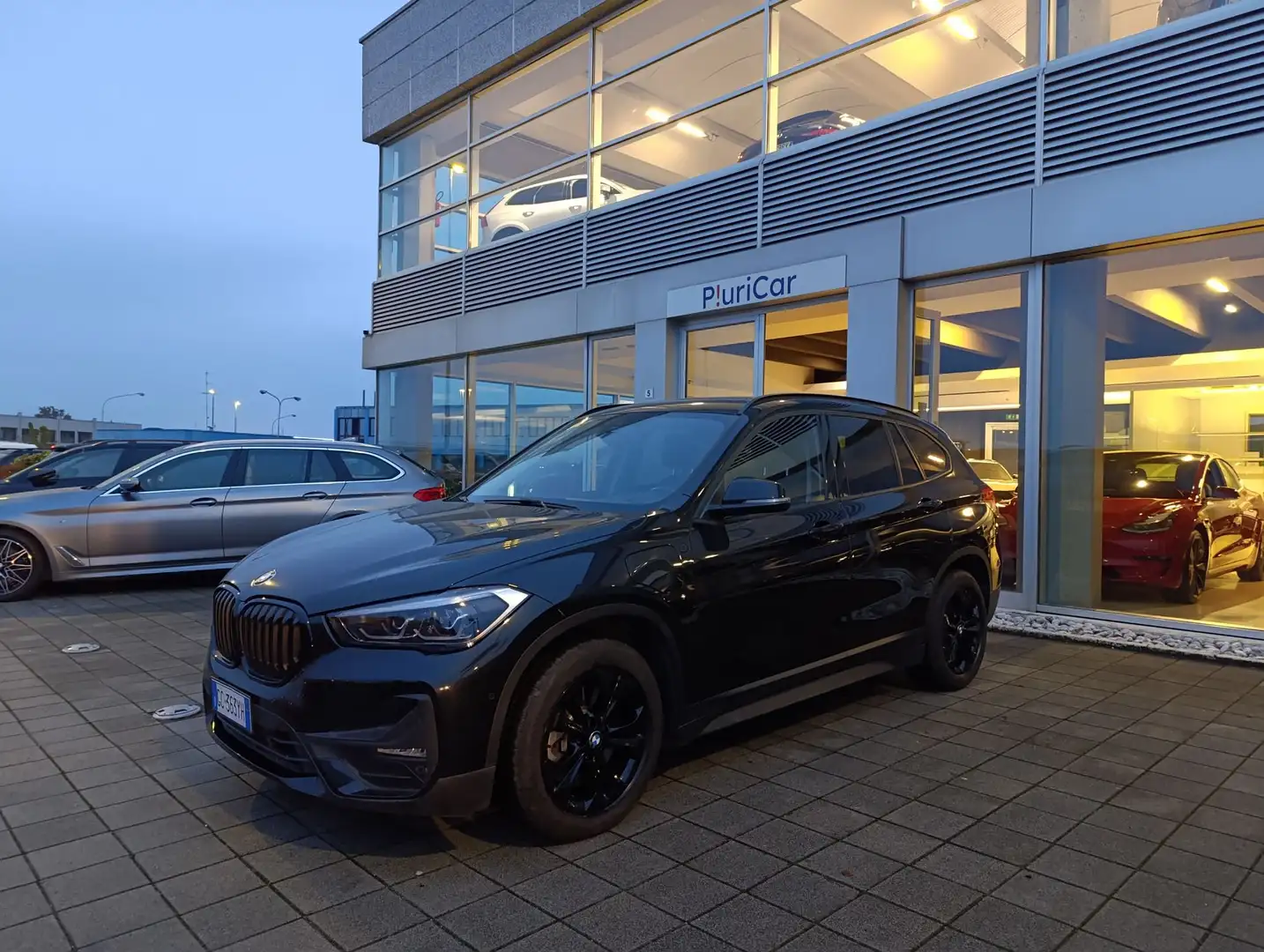 BMW X1 xDrive25e PHEV 220cv Fari LED Sensori Black Pack Zwart - 1