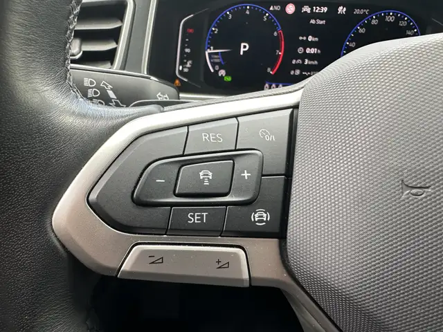 Volkswagen T-Roc view 12