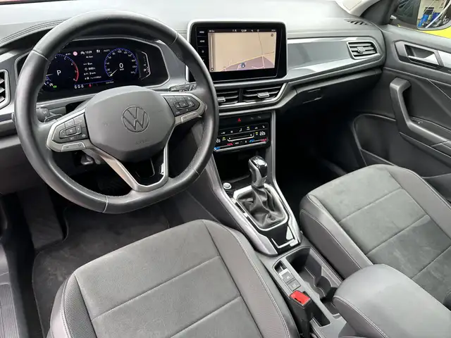 Volkswagen T-Roc view 9
