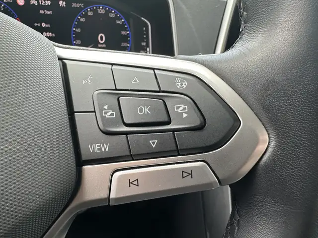 Volkswagen T-Roc view 11