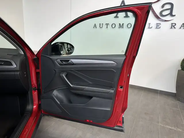 Volkswagen T-Roc view 7