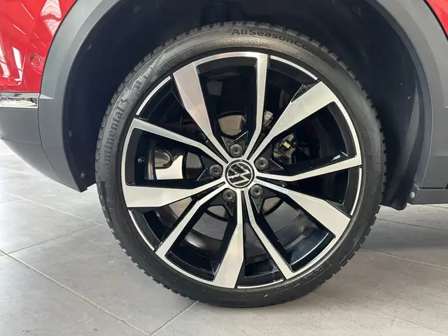 Volkswagen T-Roc view 3