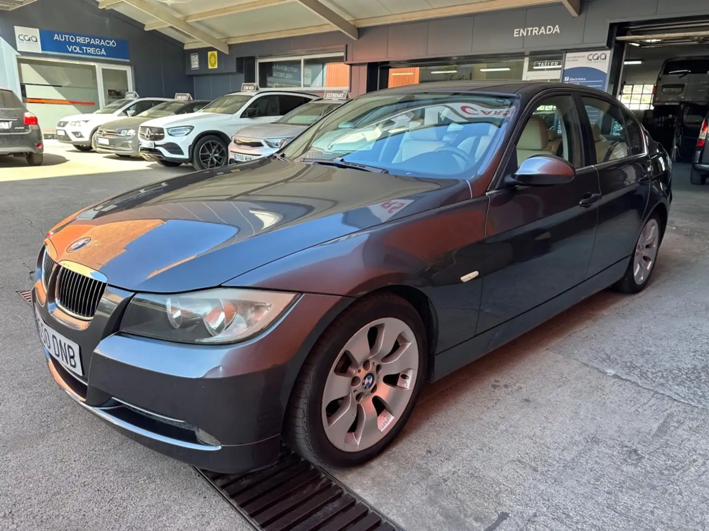 BMW 330 330i Aut. Gris - 1