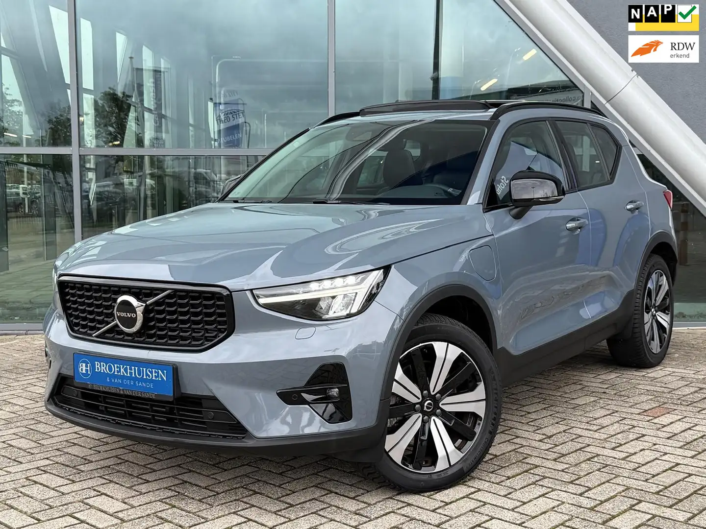Volvo XC40 1.5 T5 Plug-in hybrid Ultimate Dark 263pk Panorama Grijs - 1