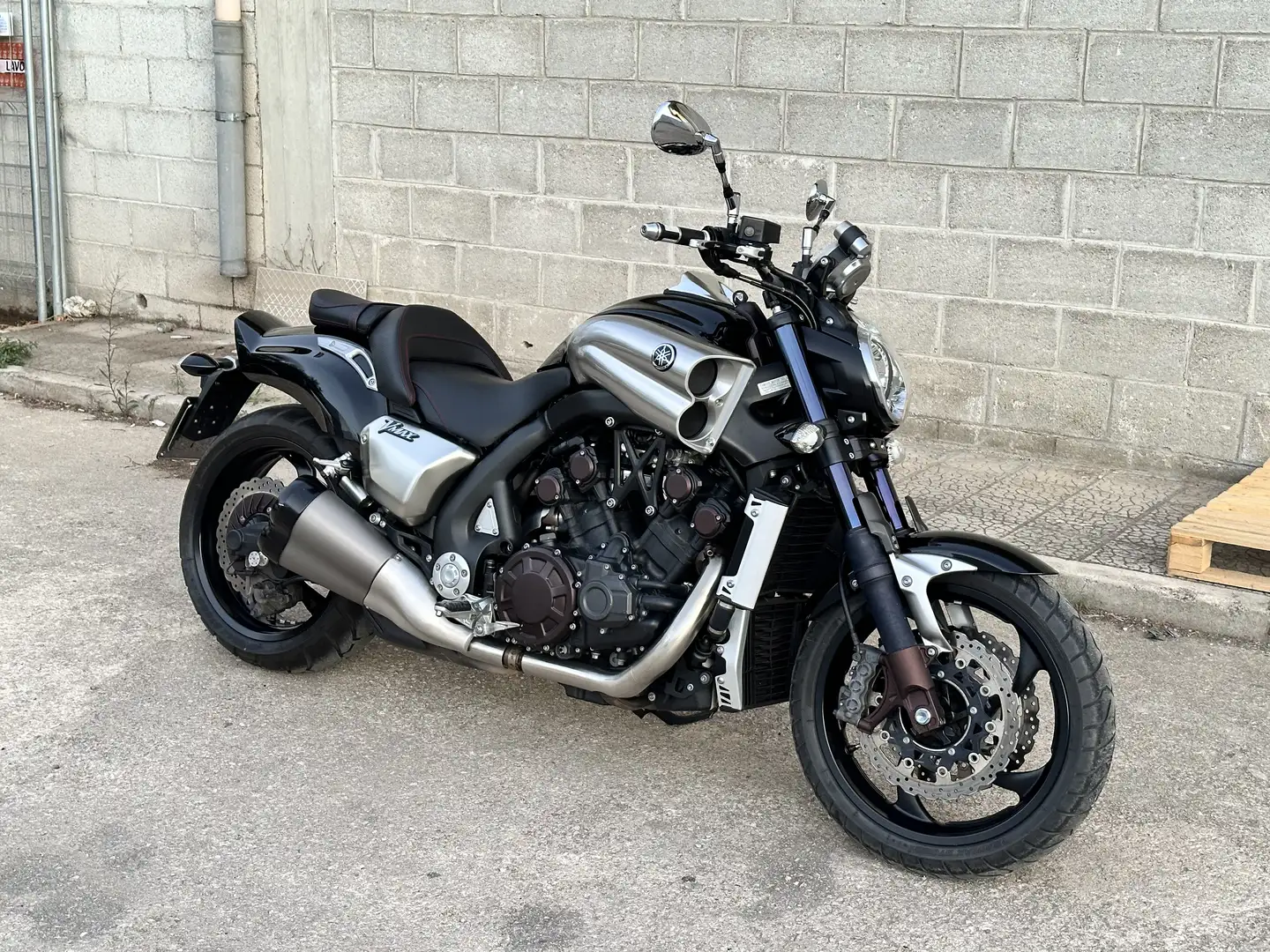Yamaha Vmax 1700 Negro - 1