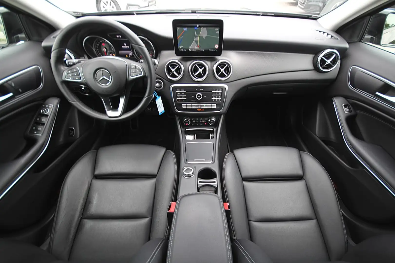 Mercedes-Benz GLA 180 d Aut. |LED |Navi |Rückfahrkamera |Ambientenbel... Schwarz - 2