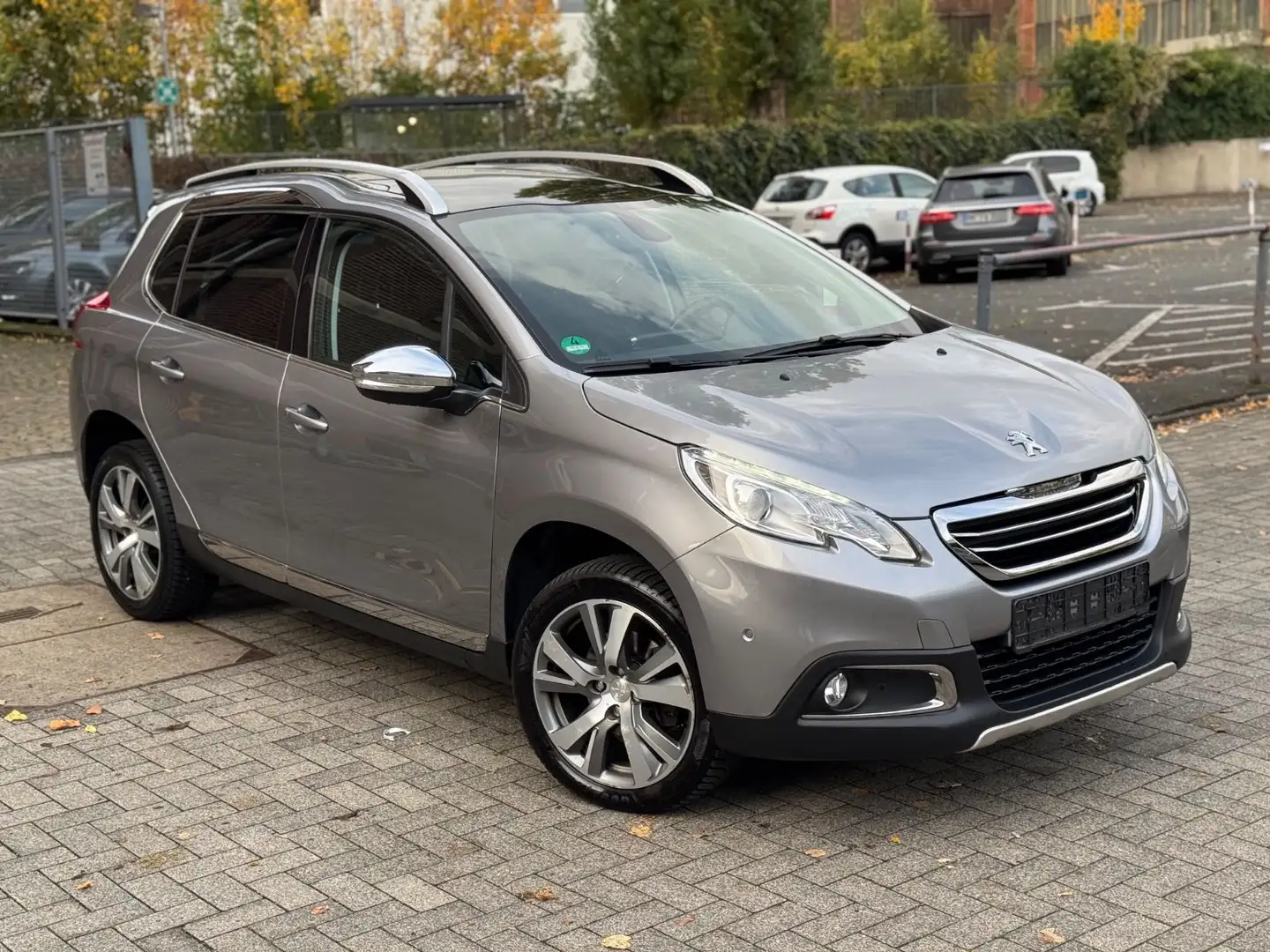 Peugeot 2008 Allure/Navi/Leder/Panorama/Pdc/ Gris - 2