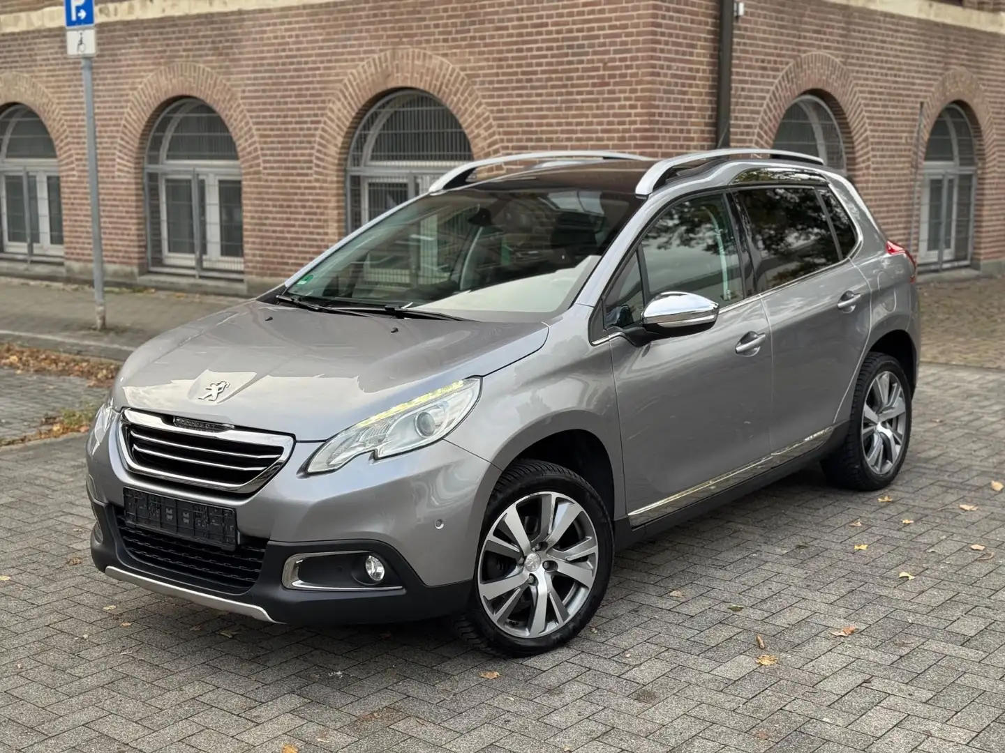 Peugeot 2008 Allure/Navi/Leder/Panorama/Pdc/ Gris - 1