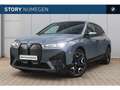 BMW iX xDrive40 High Executive / Sportpakket / Panoramada Gris - thumbnail 1