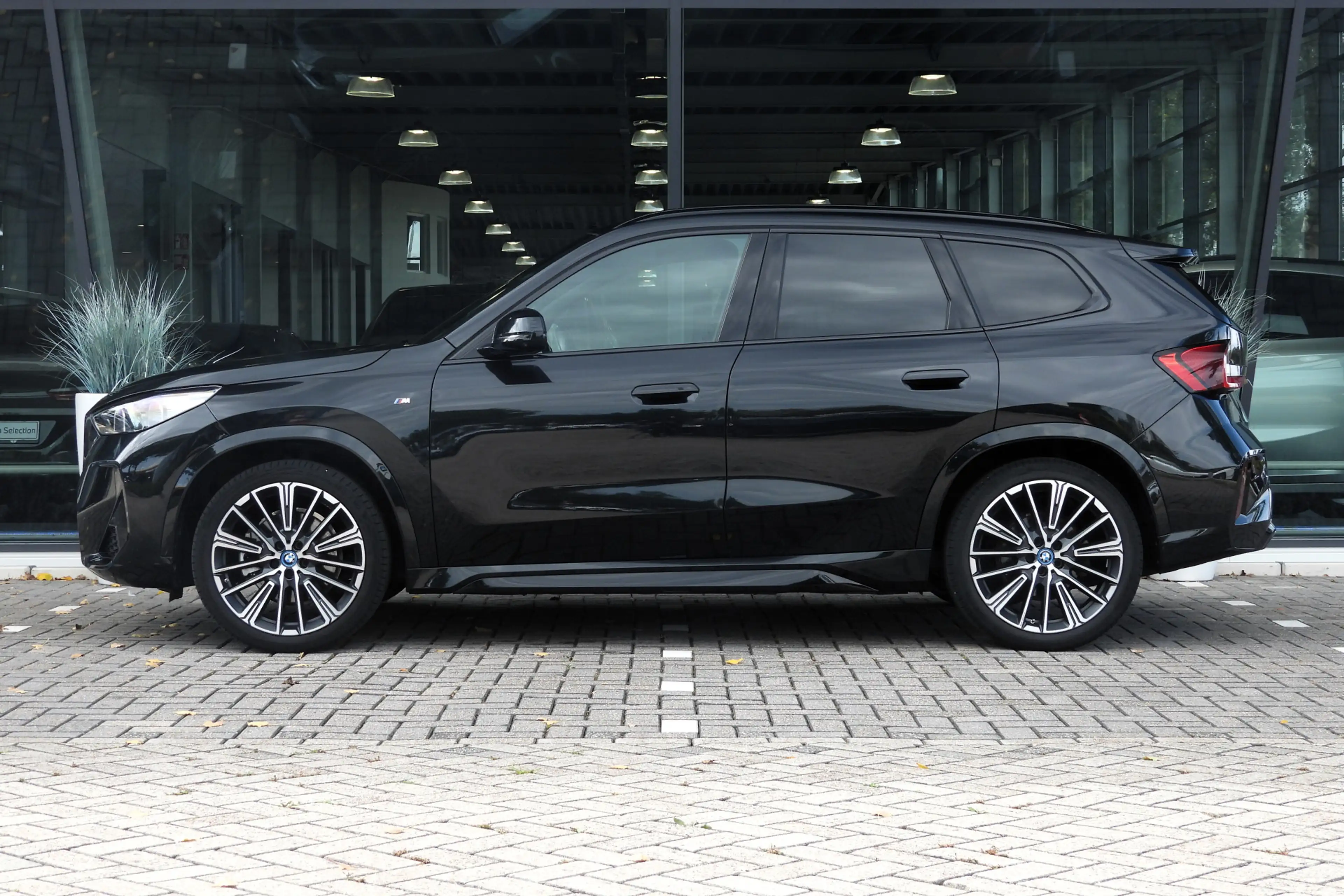 BMW iX1 xDrive30 M Sport / Panoramadak / Trekhaak / Sports — photo 5