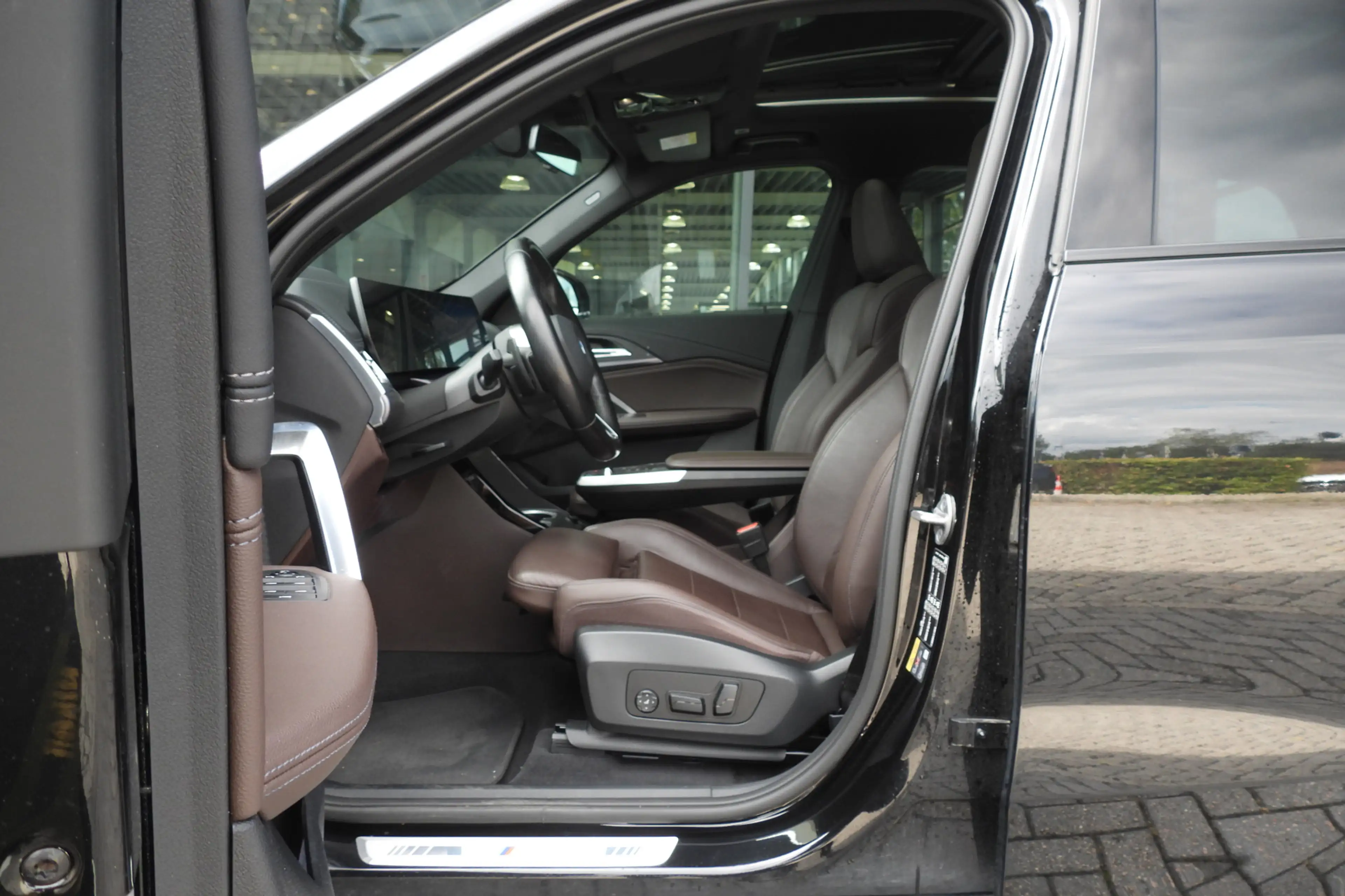 BMW iX1 xDrive30 M Sport / Panoramadak / Trekhaak / Sports — photo 14