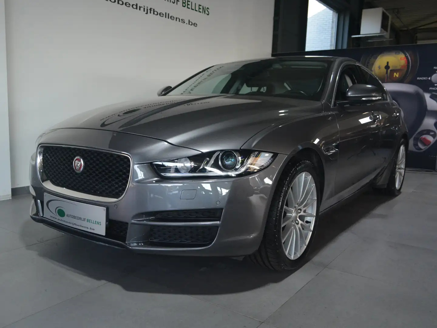 Jaguar XE 2.0 T Prestige Gris - 2