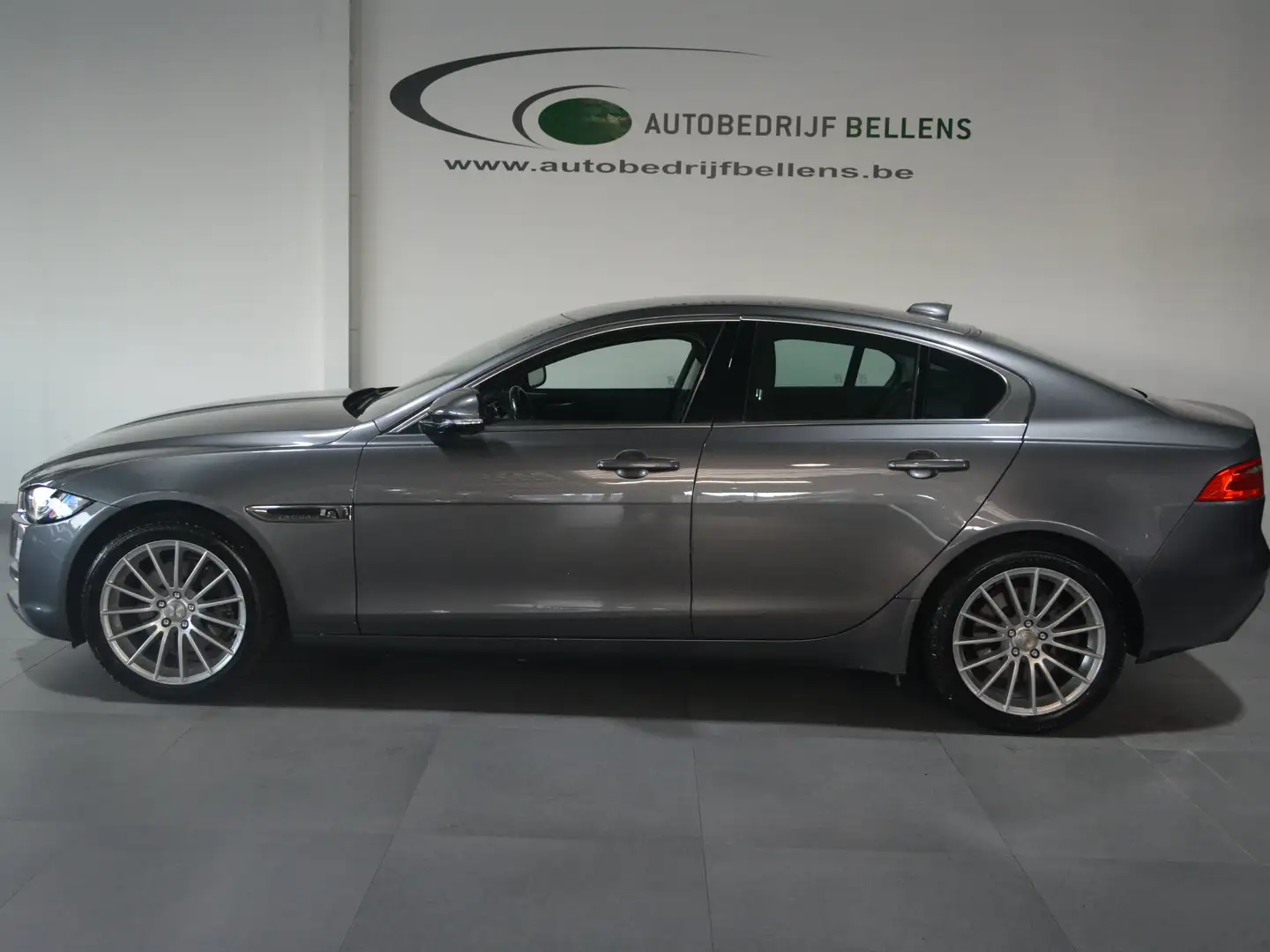 Jaguar XE 2.0 T Prestige Gris - 1